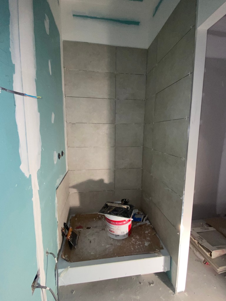 Pose carrelage et bac à douche salle de bains.