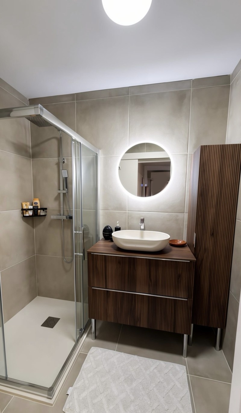 Rénovation complète de salle de bains à Sausset-les-Pins : douche à l italienne, meuble vasque en bois et miroir lumineux